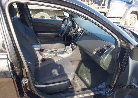 2013 Chrysler 200 Lx z USA, uszkodzony, nr VIN 1C3CCBAB7DN641479